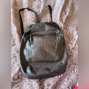 M0851 Leather Backpack - Classic Minimalist Design